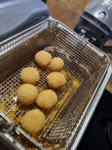 Boulettes au fromage en friteuse