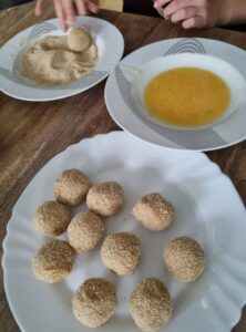 Paner les boulettes au fromage