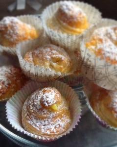 croissants-en-mignardises-fourres-a-la-creme-on-est-ce-qun-mange-soyons-delicieux