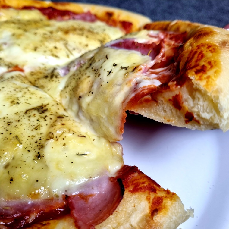 Pizza épaisse et moelleuse à la raclette