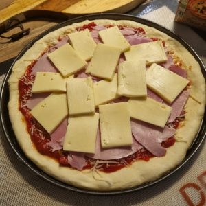 Pizza au fromage à raclette sans croûte