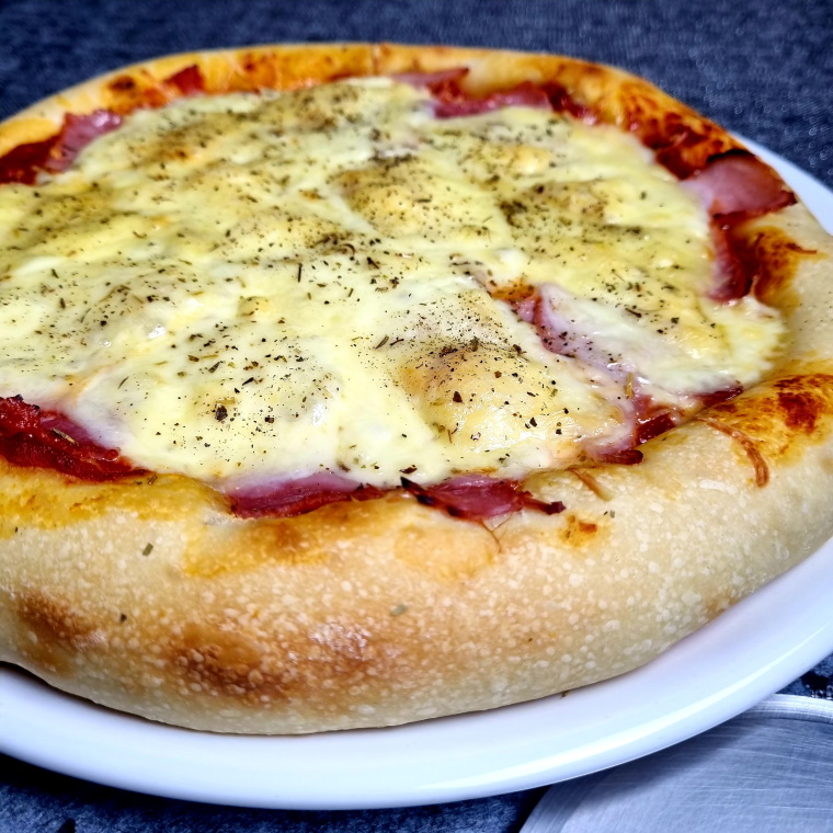 Pâte à pizza moelleuse garnie façon raclette