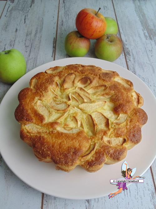 Moelleux pommes et frangipane sur la table d'automne