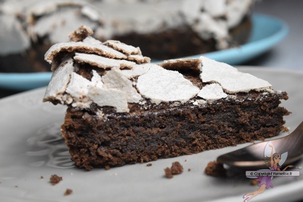 gâteau au chocolat meringué découpe