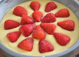 gâteau aux fraises avant cuisson