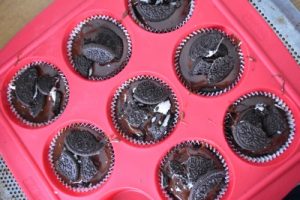 muffins avec les morceaux d'Oreo dessus