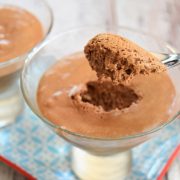 cuillère de mousse au chocolat caramel