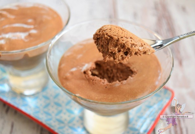 cuillère de mousse au chocolat caramel