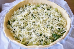 tarte aux poireaux, ail des ours et Comté râpé