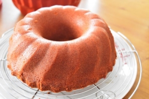 7 Up pound Cake avant glaçage, sur volette