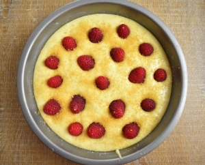 gâteau à la compote de rhubarbe avant cuisson