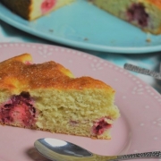 part de gâteau à la compote de rhubarbe et framboises