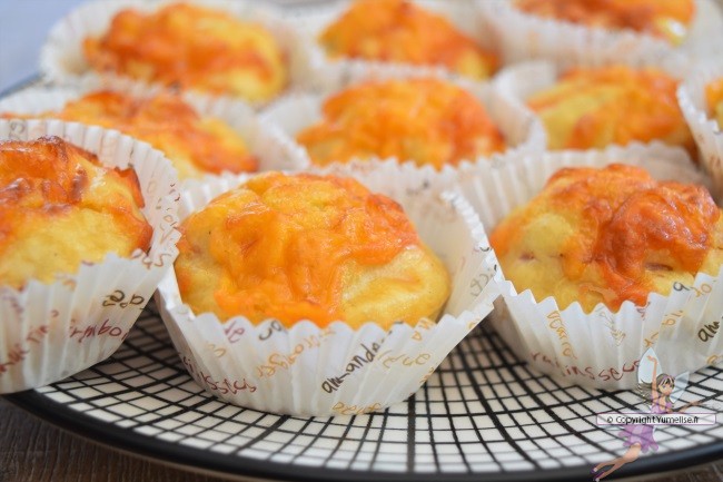 les muffins salés au cheddar, bacon et à la compote de pommes en caissettes