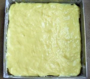 couche de crème pâtissière dans la rhubarb crumbpie