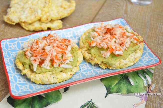 galettes de maïs garnies d'avocat et surimi