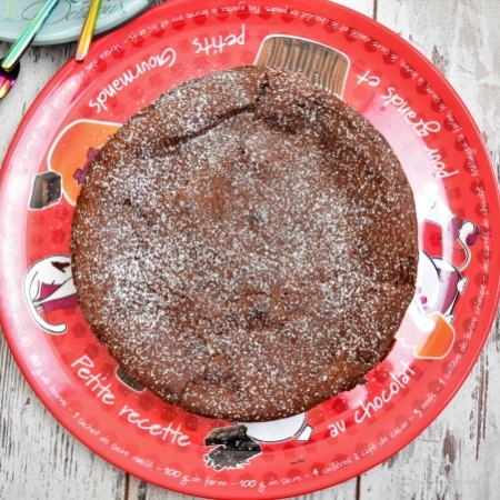 gâteau au chocolat et à la crème liquide