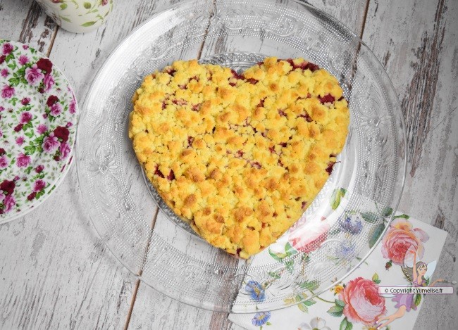 le gâteau crumble à la rhubarbe et aux framboises