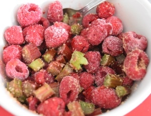 rhubarbe et framboises pour gâteau crumble