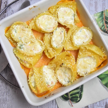 Lumaconi farcis au saumon fumé, ricotta et sauce tomate