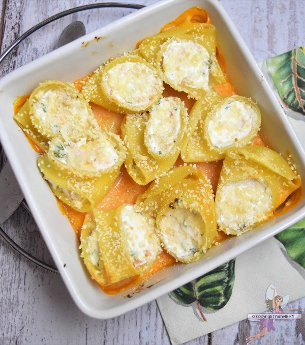 Lumaconi farcis au saumon fumé, ricotta et sauce tomate