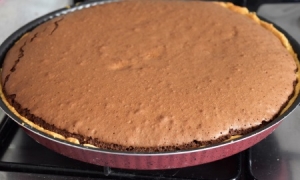 tarte chocolat café sortie du four, dans le moule