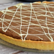 tarte chocolat afé et décor filets de chocolat blanc