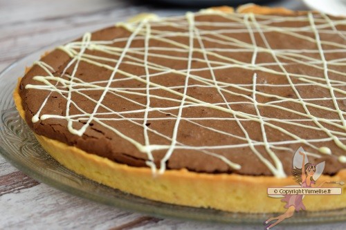 tarte chocolat afé et décor filets de chocolat blanc