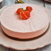 mousse de fraise sur croustillant praliné