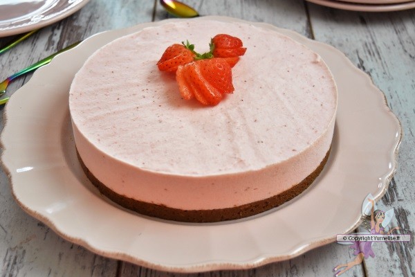 mousse de fraise sur croustillant praliné