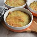 Gratin de courgettes et viande hachée gratiné au fromage, servi en plat individuel