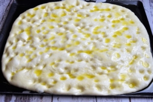 focaccia et trous avec les doigts + huile d'olive