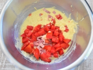 préparation des muffins à la tomate