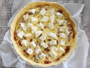 tarte aux légumes, curry, crème, oeuf et mozzarella