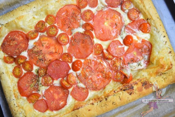 tomates et gouda sur pâte feuilletée