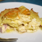 part de gratin de pommes de terre aux lardons et fromage