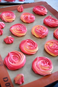 meringues multicolores avant cuisson