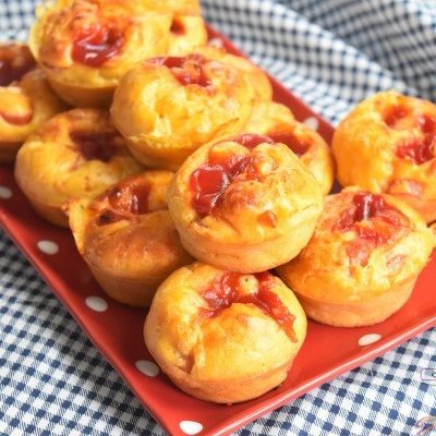 Mini cakes knacki, gouda, ketchup