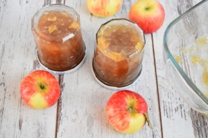 pots de confiture de pommes aux épices de Noël