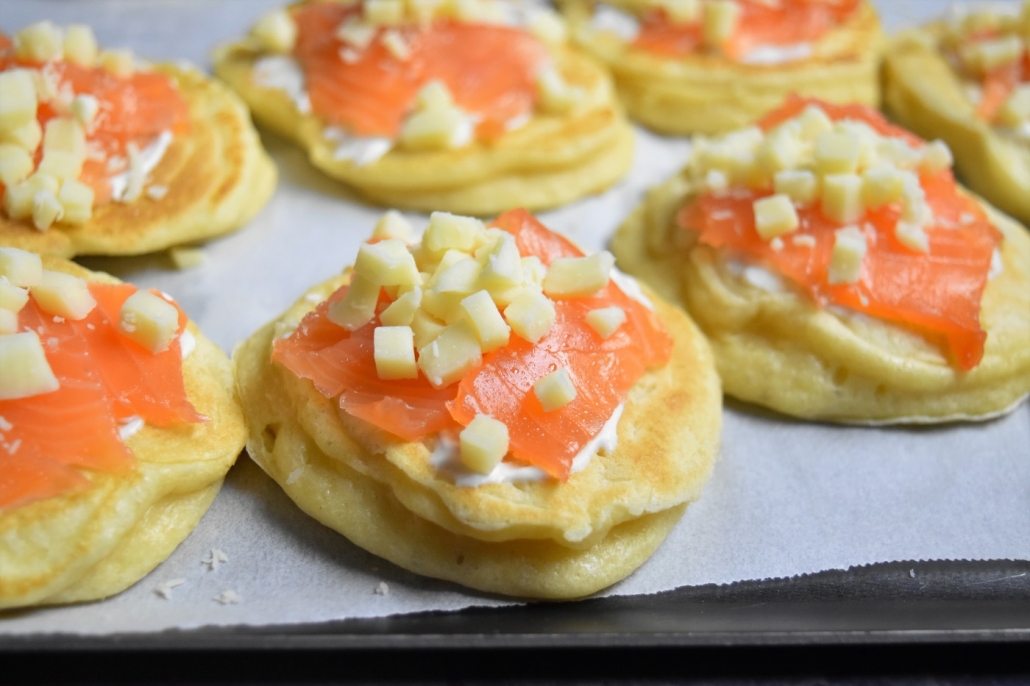 blinis au saumon fumé et mozzarella râpée avant cuisson
