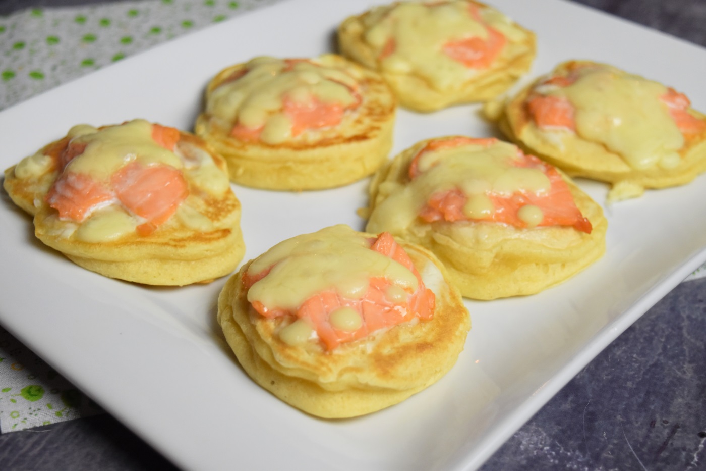 Pain doré et blinis au saumon fumé sur plaque à raclette