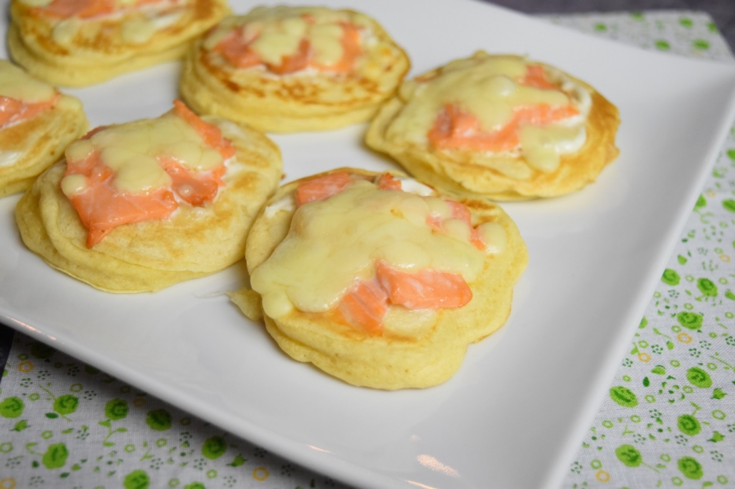 blinis maison avec saumon fumé et mozzarella
