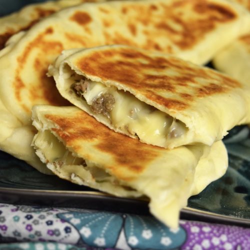 crêpe turque farcie à la viande hachée et fromage