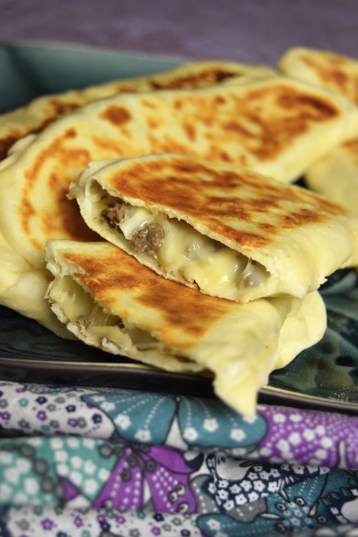 crêpe turque farcie à la viande hachée et fromage
