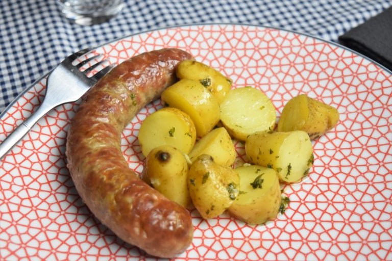 Saucisses fraîches et pommes de terre ratte persillées - Recette - Yumelise