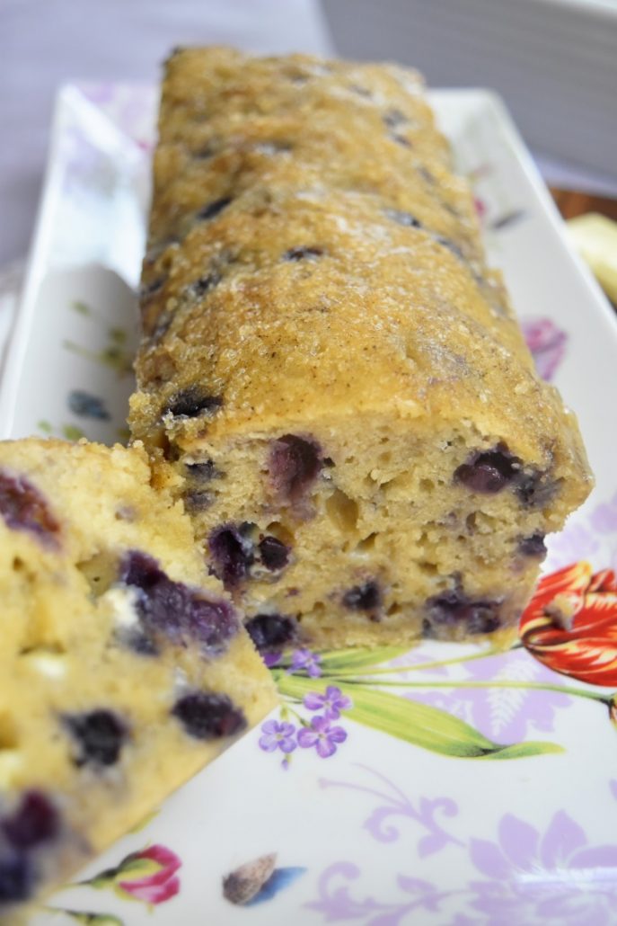 Cake aux myrtilles et pépites de chocolat blanc