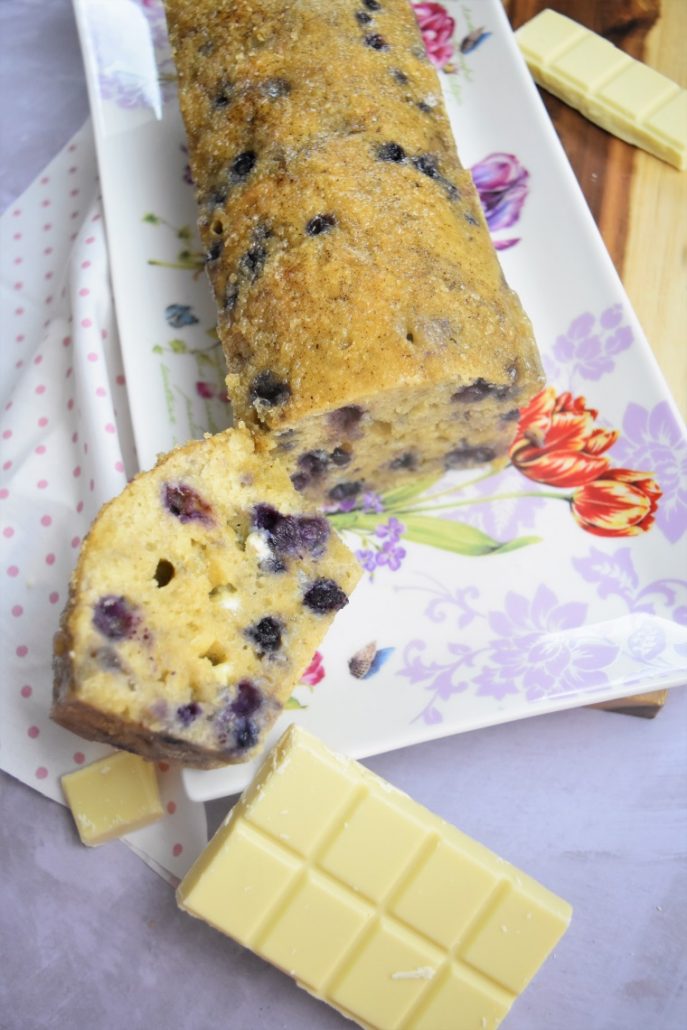 Cake aux myrtilles et pépites de chocolat blanc