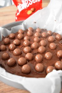 Préparation du gâteau Maltesers