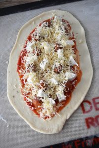 Pide au fromage et à la merguez