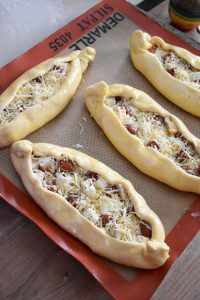 Pide turque au fromage et merguez