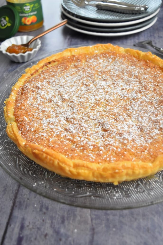 Tarte amandine avec la confiture d'abricot